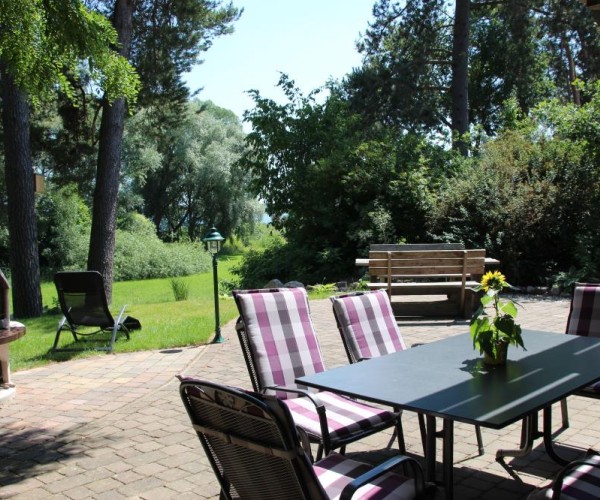 H1 - Traumhaftes Ferienhaus mit Seeblick & schoener Terrasse in Roebel/Mueritz