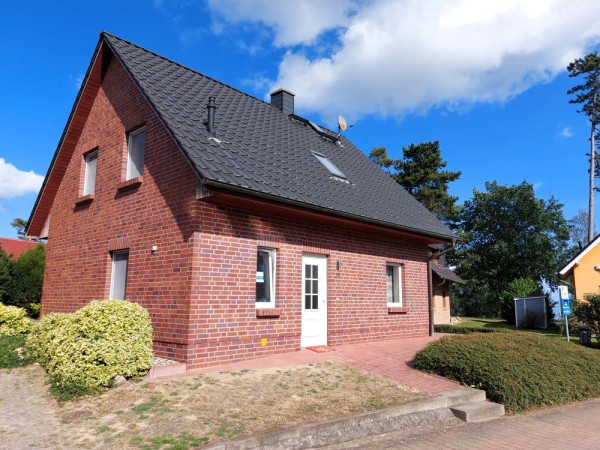 25 - Geschmackvolles Ferienhaus mit Eckbadewanne & Kamin in Roebel