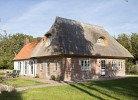 Familienidyll unter Reet mit Ofen